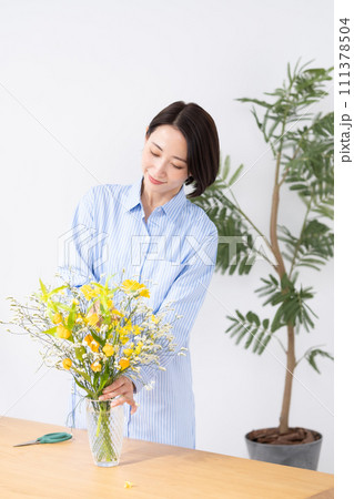 花を生ける女性 111378504