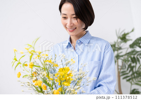 花を生ける女性 111378512
