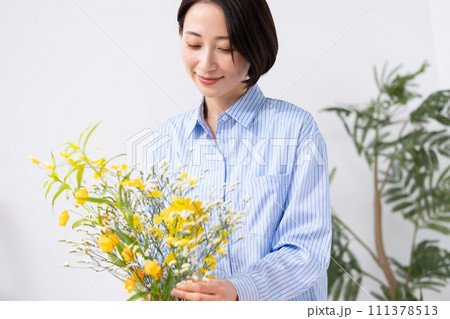 花を生ける女性 111378513