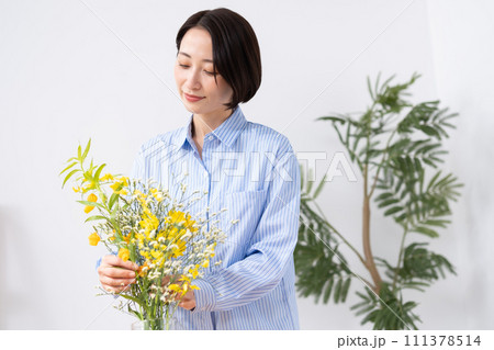 花を生ける女性 111378514
