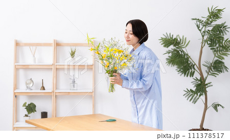花を生ける女性 111378517