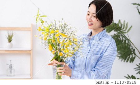 花を生ける女性 111378519
