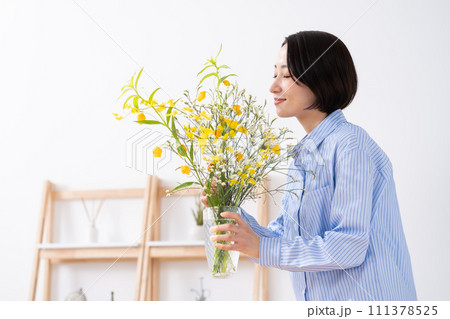 花を生ける女性 111378525