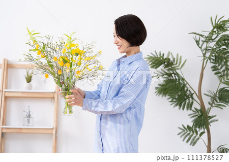 花を生ける女性 111378527