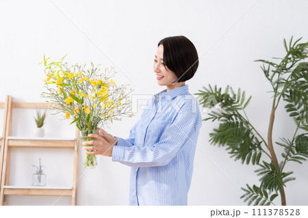 花を生ける女性 111378528