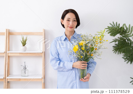 花瓶を持つ女性 111378529