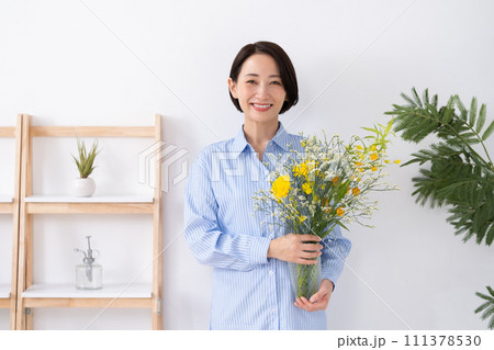 花瓶を持つ女性 花瓶を持つ女性 111378530