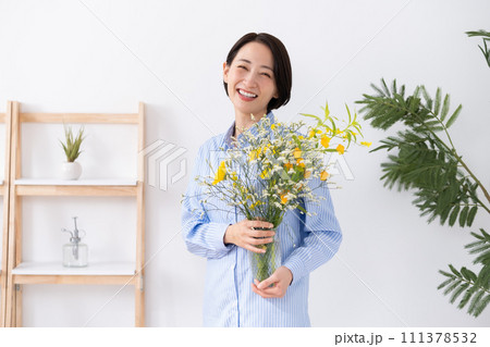 花瓶を持つ女性 花瓶を持つ女性 111378532