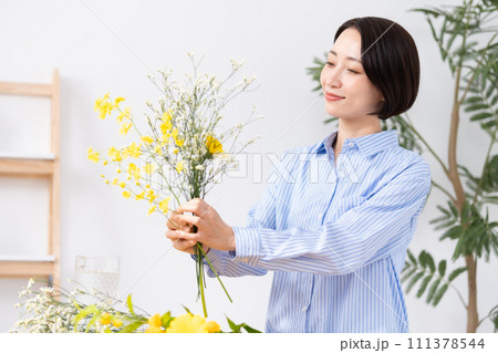 花を生ける女性 花を生ける女性 111378544
