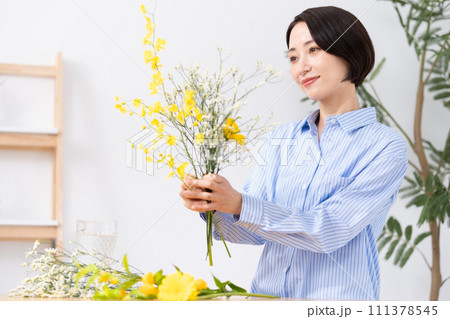 花を生ける女性 花を生ける女性 111378545