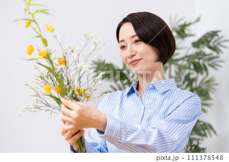 花を生ける女性 111378548