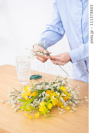 生け花　手元 111378603