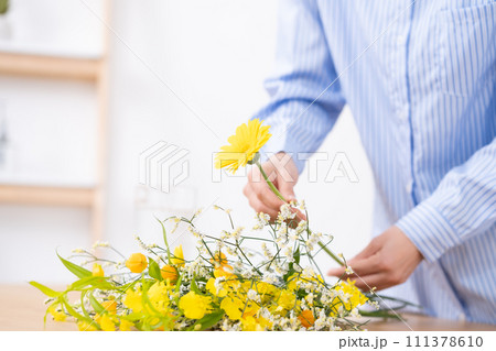 生け花　手元 111378610