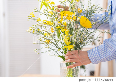 生け花　手元 111378644