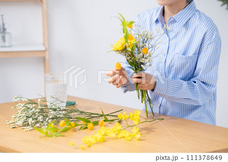 生け花　手元 111378649