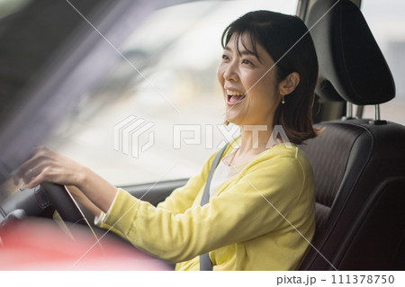 ミニバンでドライブする女性 111378750