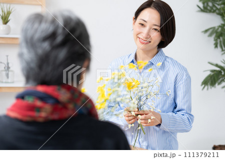 フラワーアレンジメント　花束　シニア　習い事 111379211