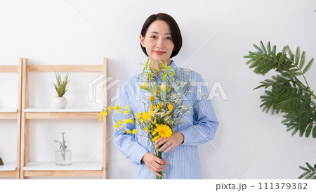 花を持つ女性 花を持つ女性 111379382