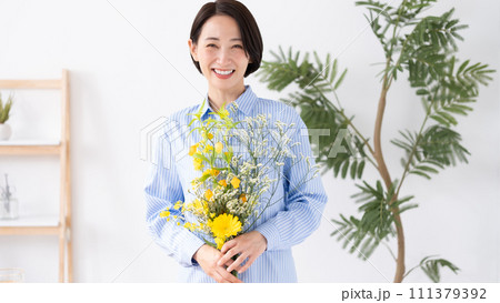 花を持つ女性 花を持つ女性 111379392