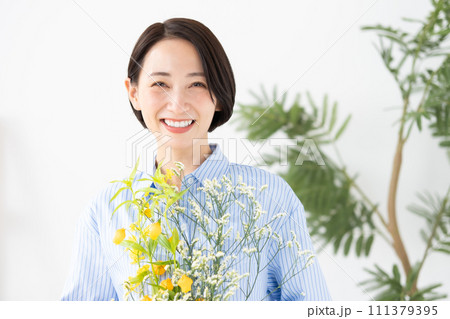 花を持つ女性 111379395