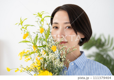 花を持つ女性 花を持つ女性 111379404