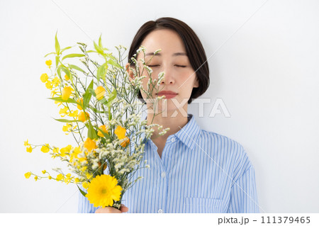 花を持つ女性 111379465