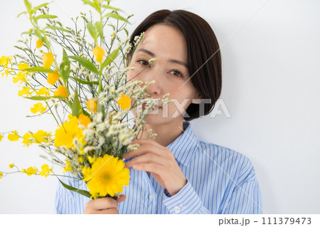 花を持つ女性 花を持つ女性 111379473