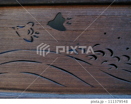 広島県　竹原　民家で見つけた小鳥の装飾を施した羽目板 111379548