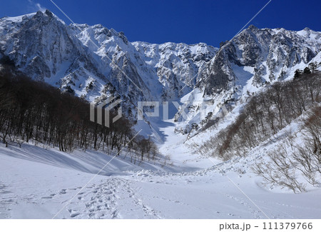 厳冬期の谷川岳一の倉沢 厳冬期の谷川岳一の倉沢 111379766
