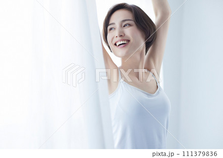 リラックスするキャミソールを着た若い女性 リラックスするキャミソールを着た若い女性 111379836