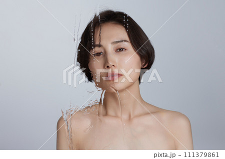 若い女性のスキンケアイメージカット 111379861