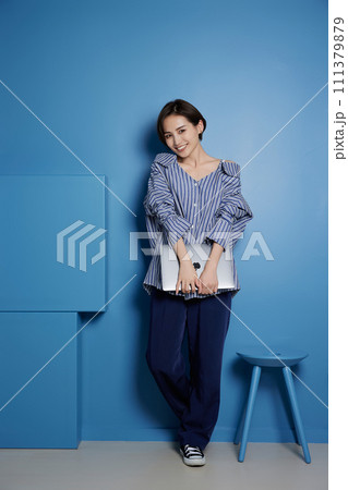 若い女性の青背景のビジネスイメージ 111379879