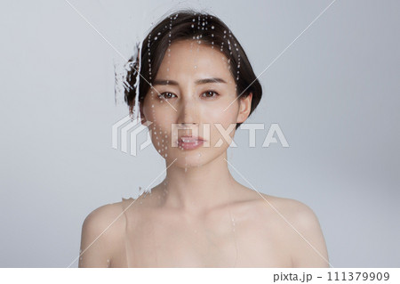 若い女性のスキンケアイメージカット 若い女性のスキンケアイメージカット 111379909