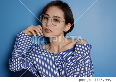 眼鏡をかけた若い女性のポートレート 眼鏡をかけた若い女性のポートレート 111379951