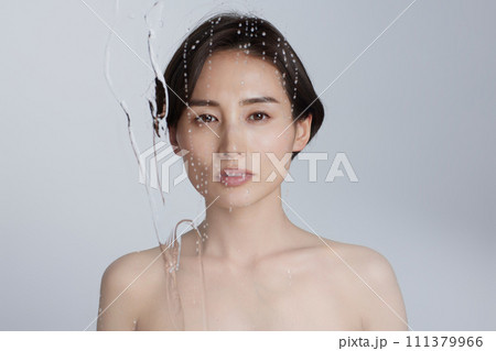 若い女性のスキンケアイメージカット 111379966