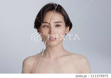 若い女性のスキンケアイメージカット 若い女性のスキンケアイメージカット 111379975