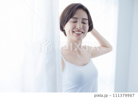 キャミソールの女性