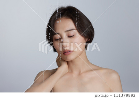若い女性のスキンケアイメージカット 若い女性のスキンケアイメージカット 111379992