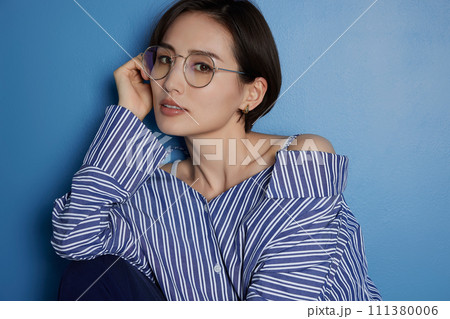 眼鏡をかけた若い女性のポートレート 111380006