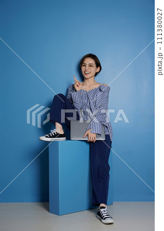 若い女性の青背景のビジネスイメージ 111380027