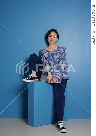 若い女性の青背景のビジネスイメージ 111380042