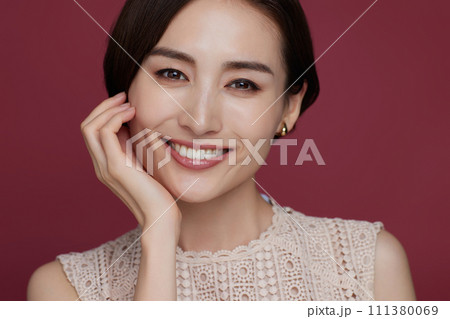 若い女性のカラー背景のメイクアップイメージ 111380069