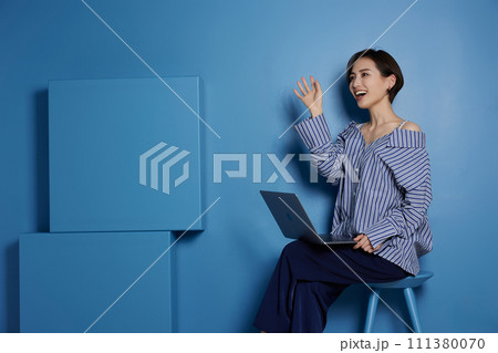 若い女性の青背景のビジネスイメージ 111380070