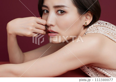 若い女性のカラー背景のメイクアップイメージ 111380077