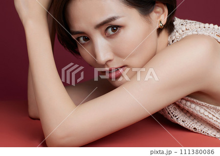 若い女性のカラー背景のメイクアップイメージ 111380086