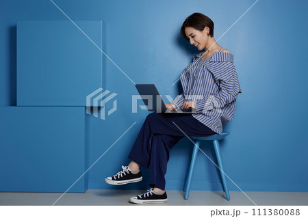 若い女性の青背景のビジネスイメージ 若い女性の青背景のビジネスイメージ 111380088