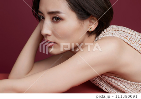 若い女性のカラー背景のメイクアップイメージ 若い女性のカラー背景のメイクアップイメージ 111380091