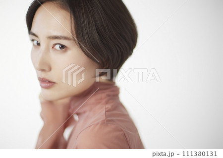 若い女性の自然なビューティーイメージ 111380131