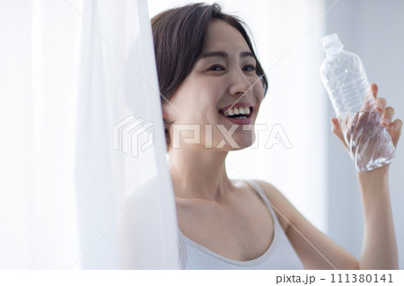 水を飲んでリラックスする若い女性 水を飲んでリラックスする若い女性 111380141
