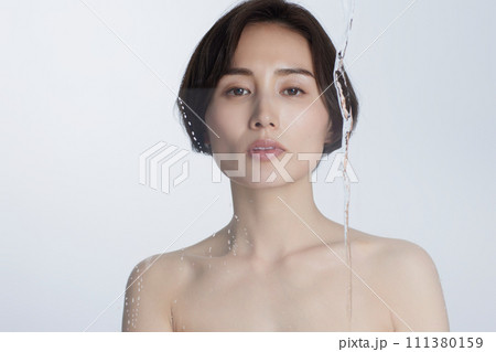 若い女性のスキンケアイメージカット 若い女性のスキンケアイメージカット 111380159